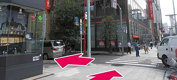 MONT BLANC（モンブラン）と東京三菱UFJ銀行が向かい合う銀座七丁目交差点を左折し直進します。